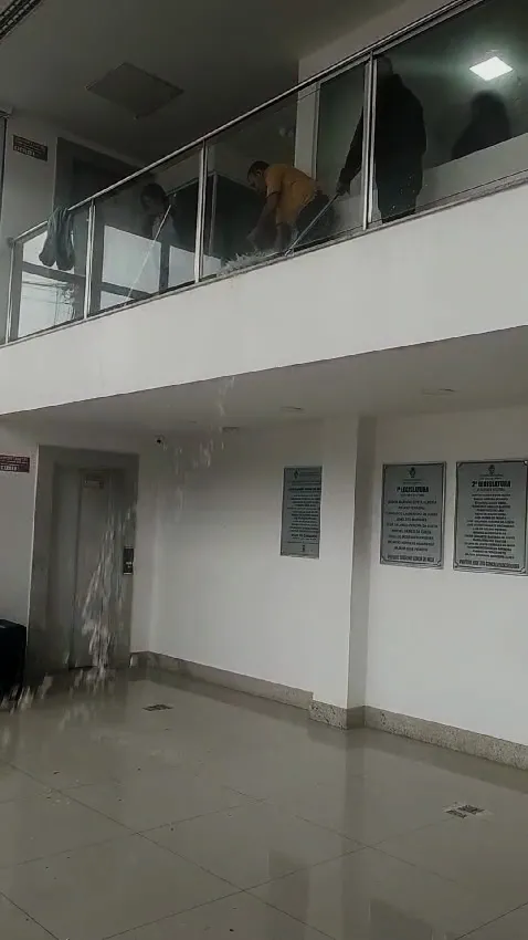 Chuva Intensa em Águas Lindas faz Câmara Municipal amanhecer alagada